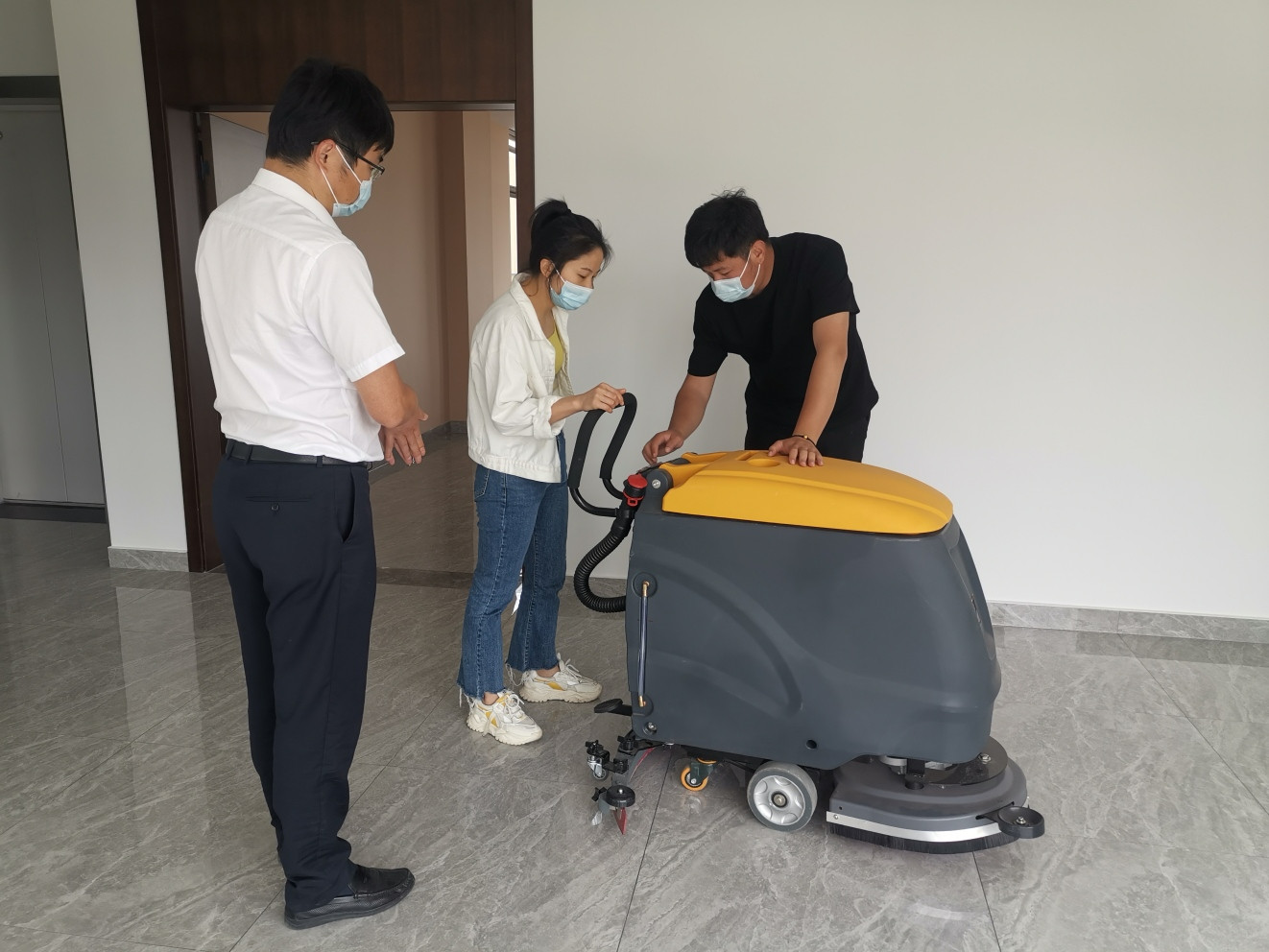 商用手推式洗地機出現(xiàn)故障怎么解決