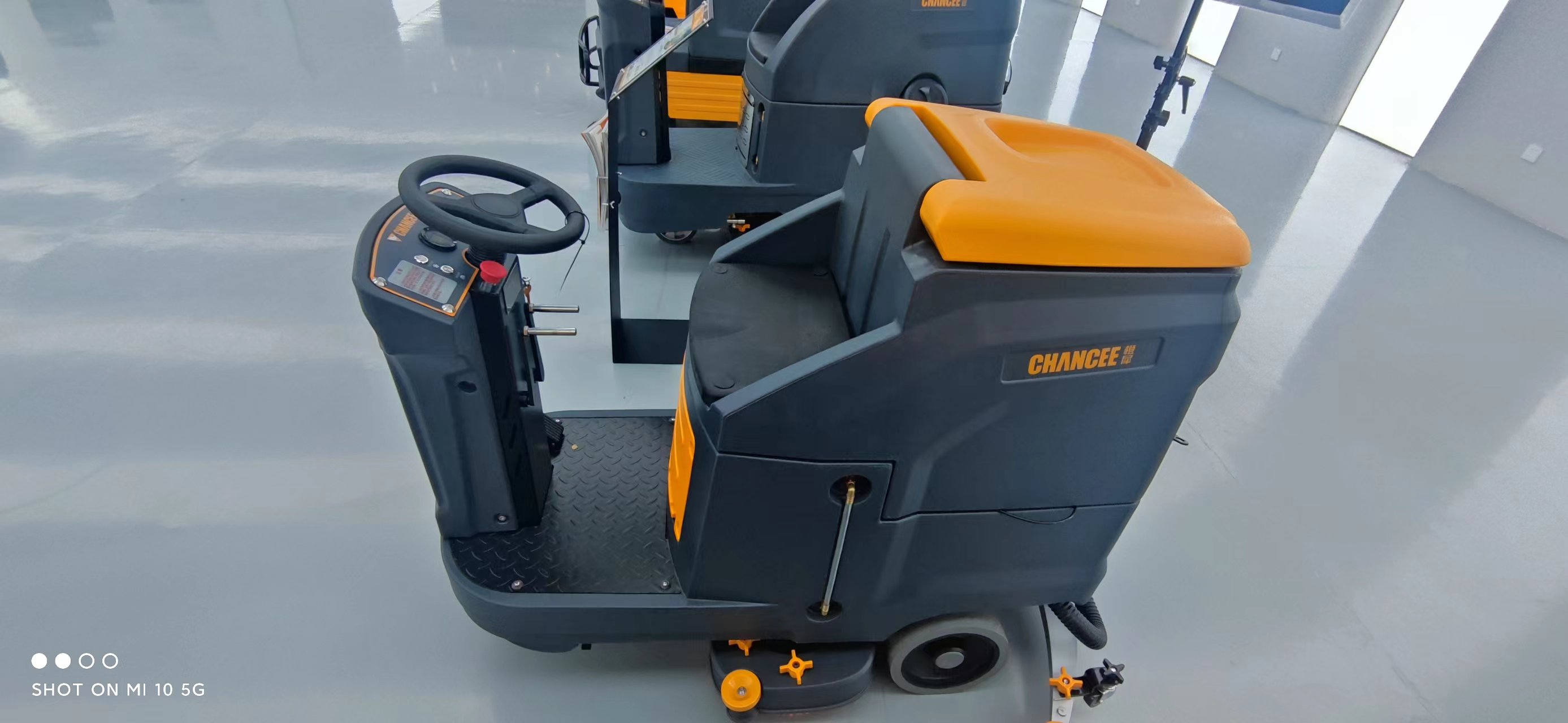 駕駛式洗地機出現(xiàn)出水不正常要怎么辦？