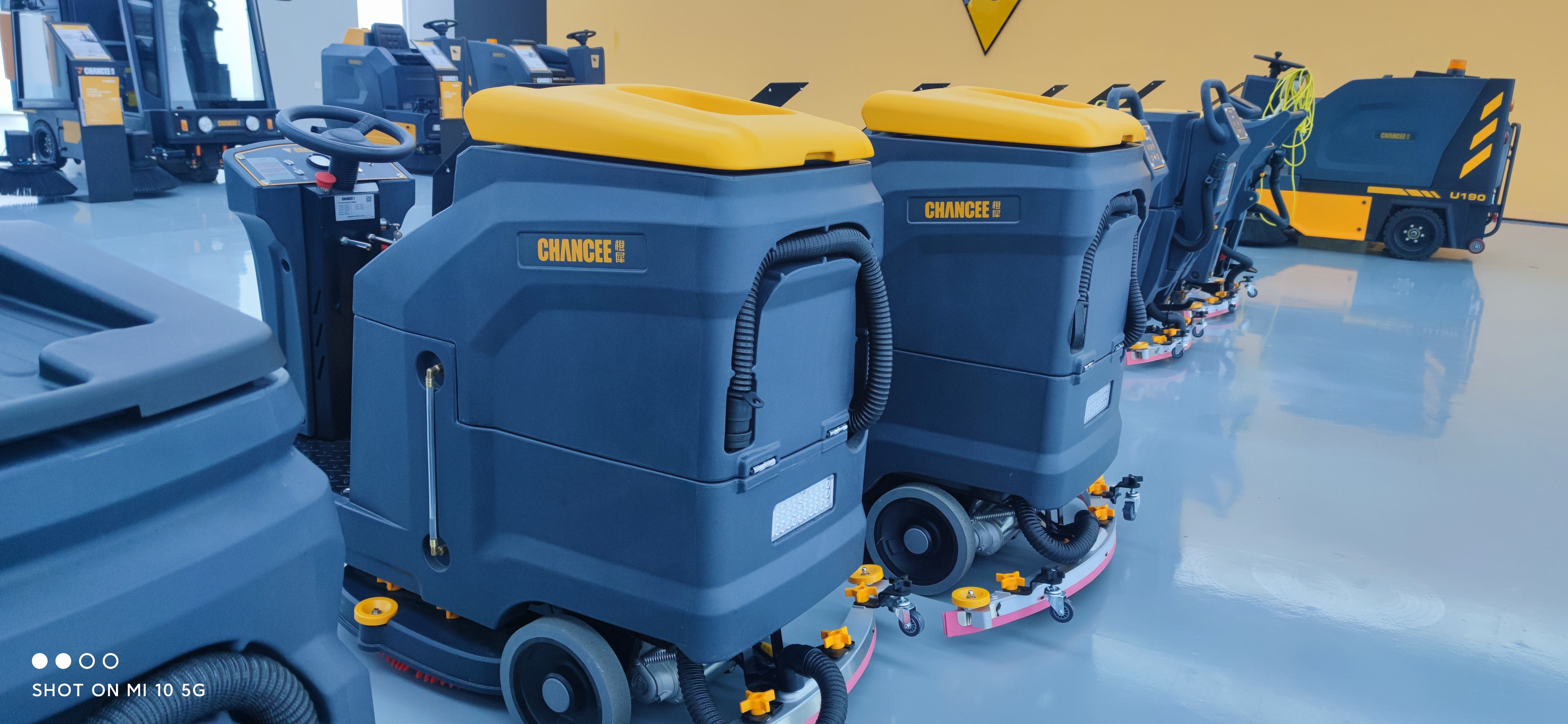 駕駛式洗地機的詳細使用流程是什么